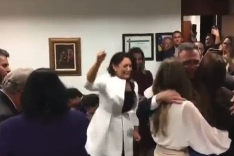 Visivelmente emocionada, Michelle Bolsonaro comemora aprovação do nome de André Mendonça ao STF.