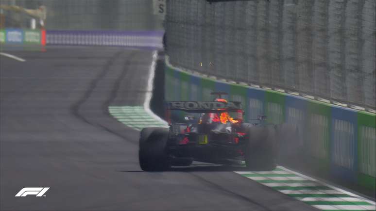 Verstappen bate na última curva da última volta