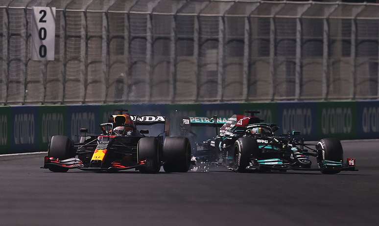 O polêmico incidente (mais um) entre Max Verstappen e Lewis Hamilton (