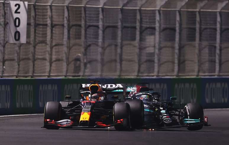 Max Verstappen e Lewis Hamilton no momento capital do GP da Arábia Saudita 