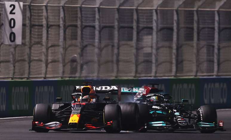 Marko não gostou: Max Verstappen e Lewis Hamilton no momento capital do GP da Arábia Saudita 