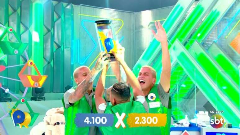 Ao lado de Roni e Renan, Deyverson garantiu mais um troféu para o Verdão (Foto: Reprodução/SBT)