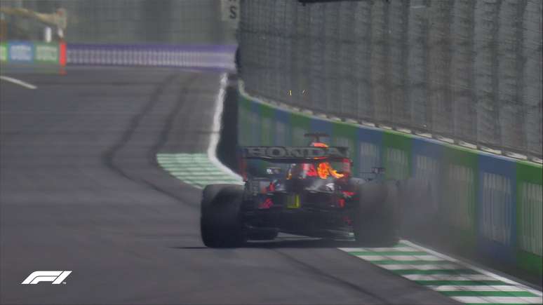 Momento em que Max Verstappen erra e bate em última volta da classificação em Jedá 