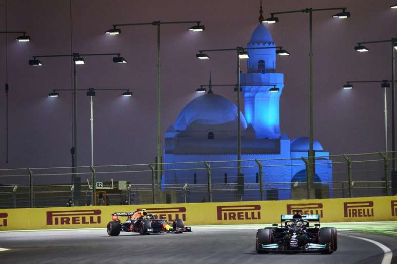 Lewis Hamilton vai largar na pole logo mais em Jedá 