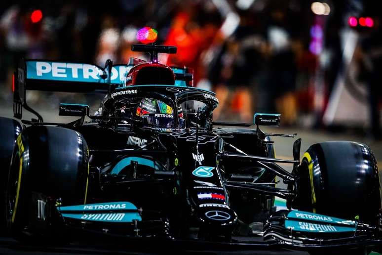 Lewis Hamilton não gostou das decisões de Max Verstappen na Arábia Saudita, e acusou rival de “passar do limite” 