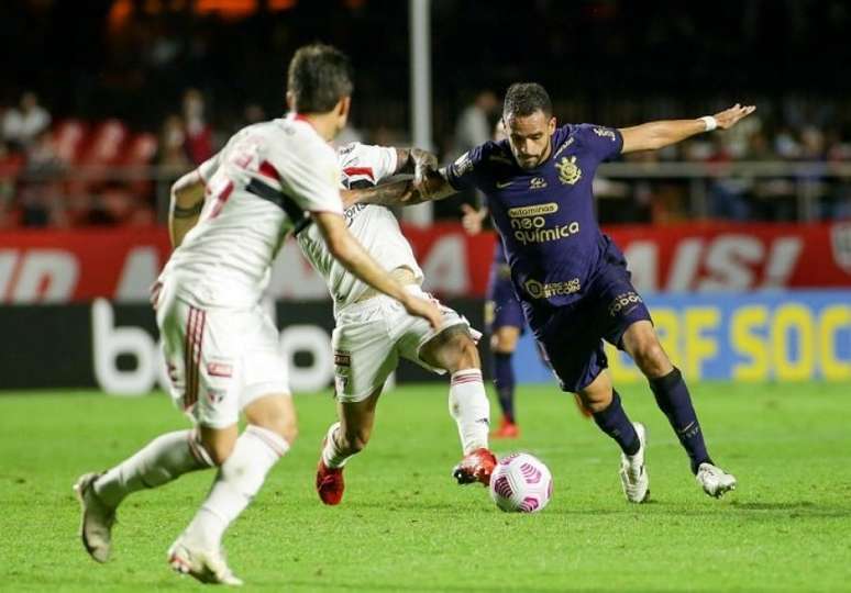 Renato Augusto contra são-paulinos no clássico; hoje Timão pode ajudar Tricolor (Foto: Rodrigo Coca/Ag. Corinthians)