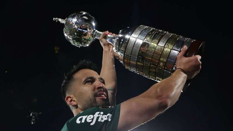 Luan ergue a taça da Libertadores da América (Foto: Cesar Greco/Palmeiras)