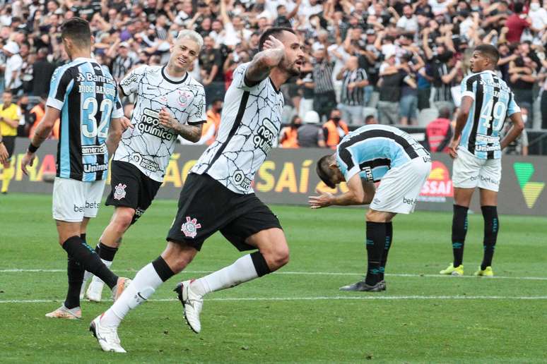 Corinthians busca empate no fim com golaço de Renato Augusto e deixa Grêmio perto da queda