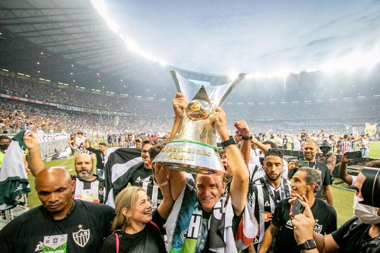 Técnico Cuca com a taça