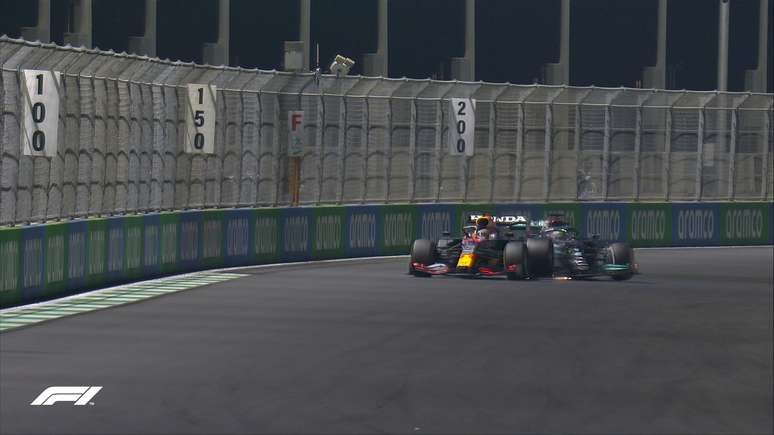 O polêmico toque entre Verstappen e Hamilton na Arábia. Break test?