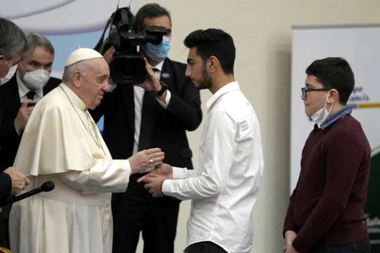 Papa Francisco visita escola católica nos subúrbios de Atenas