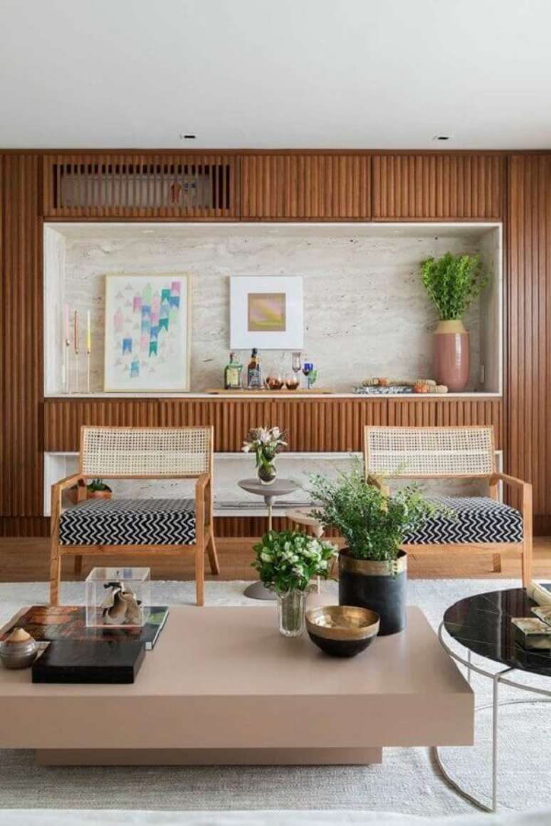 25. Decoração de sala de estar planejada com parede ripada de madeira – Foto: Arquitetas Luciana Penna e Olivia Messa