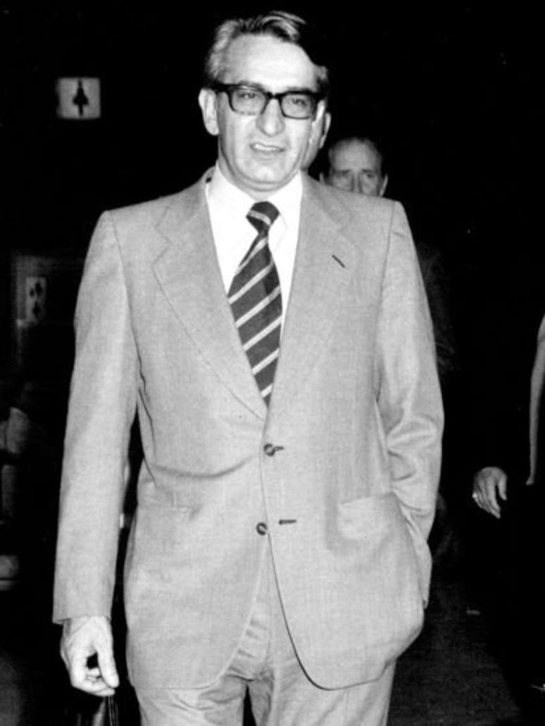 Akbar Etemad foi presidente da Organização Iraniana de Energia Atômica, formada em 1974
