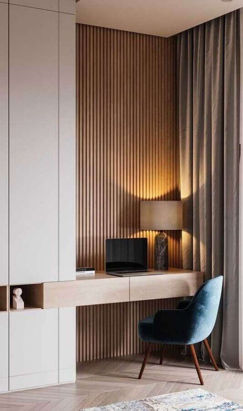 16. Decora&ccedil;&atilde;o de home office planejado com bancada suspensa e parede ripada &ndash; Foto: Architecture Art Designs