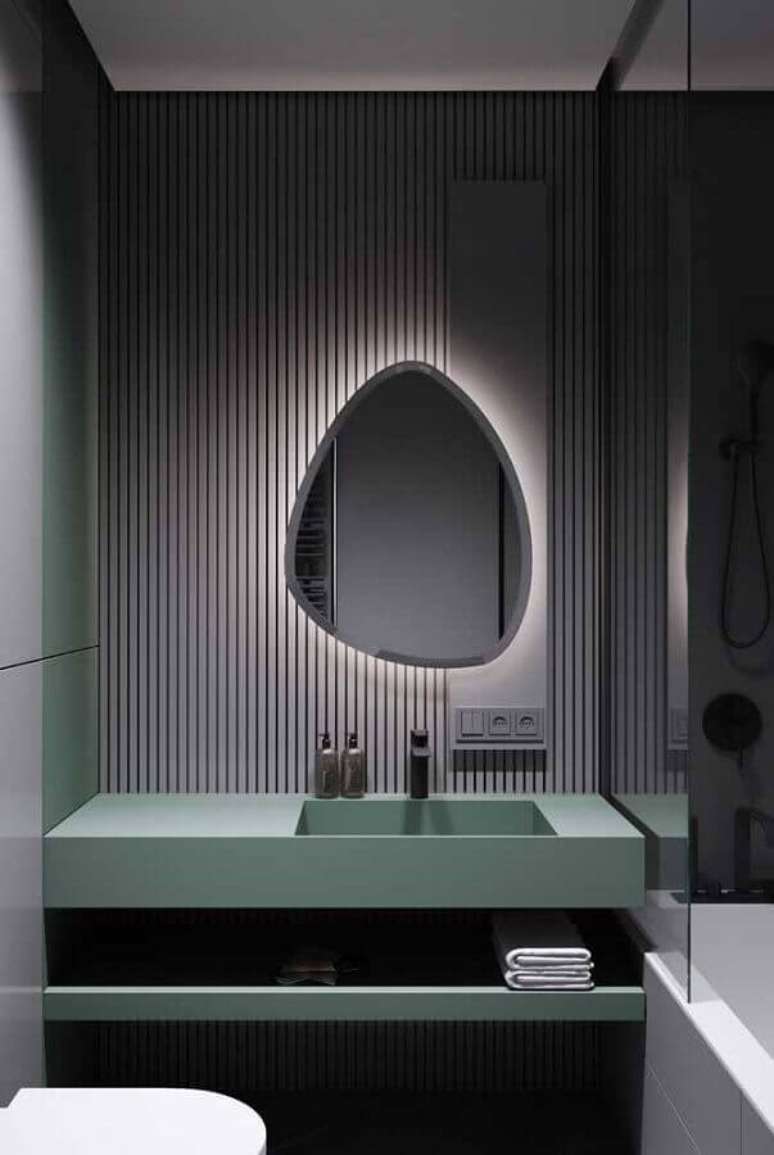 32. Parede com madeira ripada cinza para decoração de lavabo pequeno e moderno – Foto: Futurist Architecture