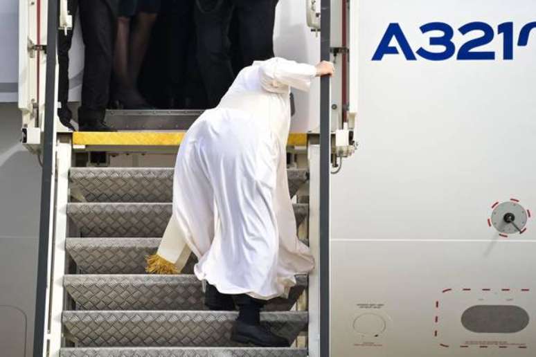 Papa Francisco tropeça em escada de avião