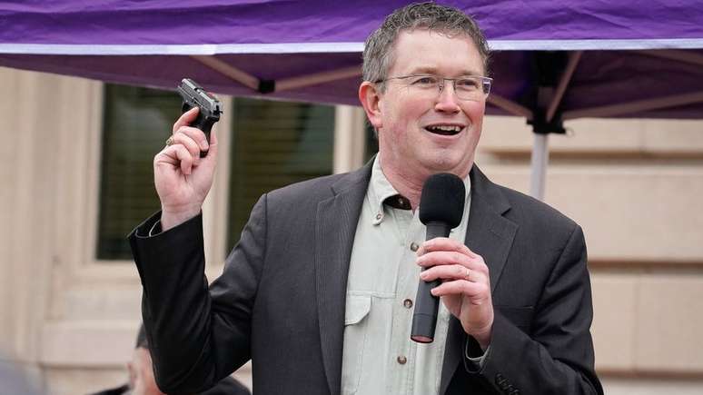 Thomas Massie tirou uma arma do bolso durante um comício pelos direitos a armas em janeiro de 2020