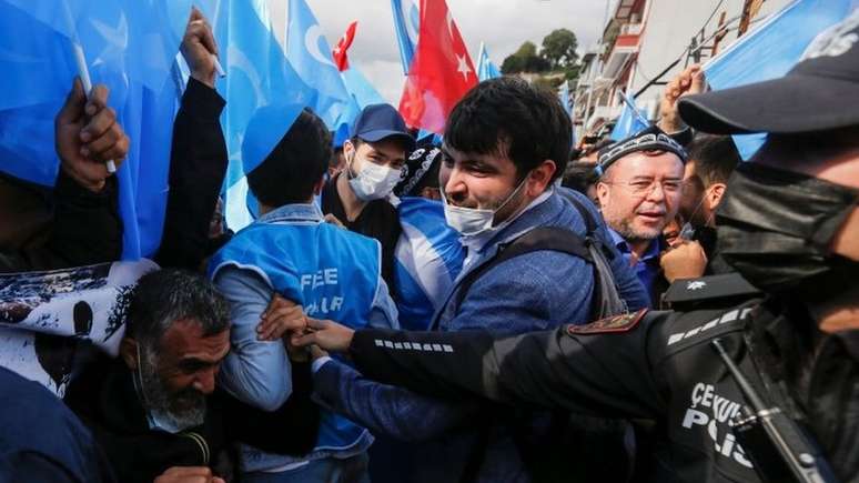 Membros da minoria &eacute;tnica uigur protestam em Istambul (Turquia), em outubro, contra a China