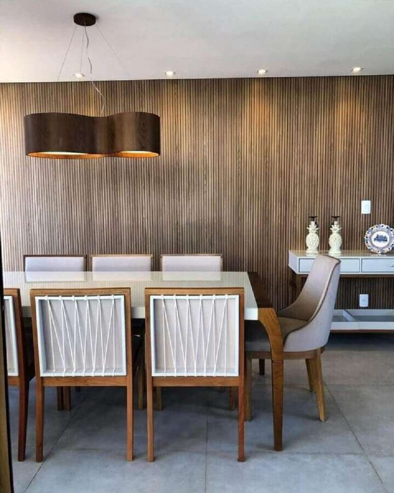 26. Decora&ccedil;&atilde;o de sala de jantar com cadeira estofada e parede ripada &ndash; Foto: Isabela de Andrade Arquitetura