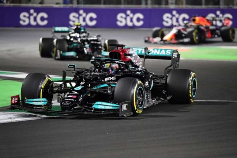 Em corrida polêmica, Hamilton faturou o primeiro lugar e empatou com Verstappen no campeonato de construtores (Foto: ANDREJ ISAKOVIC / AFP)