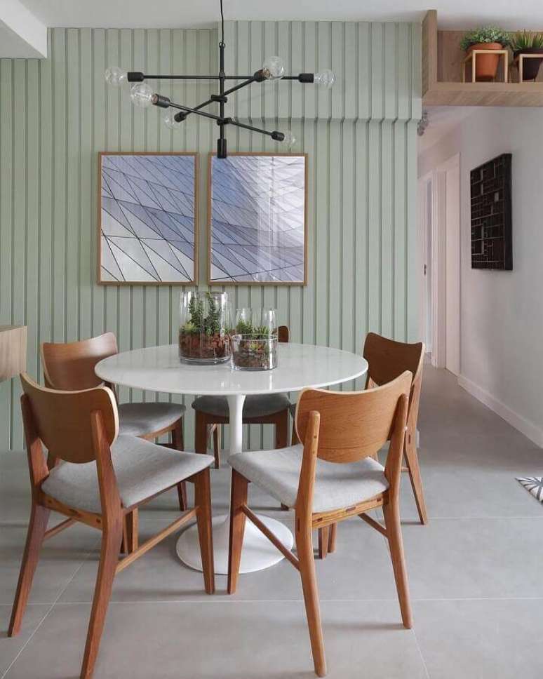 31. Mesa redonda para decoração de sala de jantar pequena com parede ripada – Foto: Mandril Arquitetura