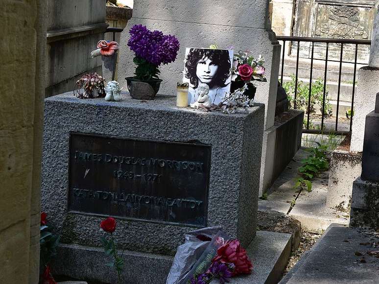 O túmulo de Jim Morrison é local de peregrinação há cinco décadas (Foto/Internet)