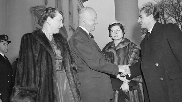 Em dezembro de 1954, durante o governo Eisenhower, o xá do Irã e sua esposa, a rainha Soraya, visitaram a Casa Branca