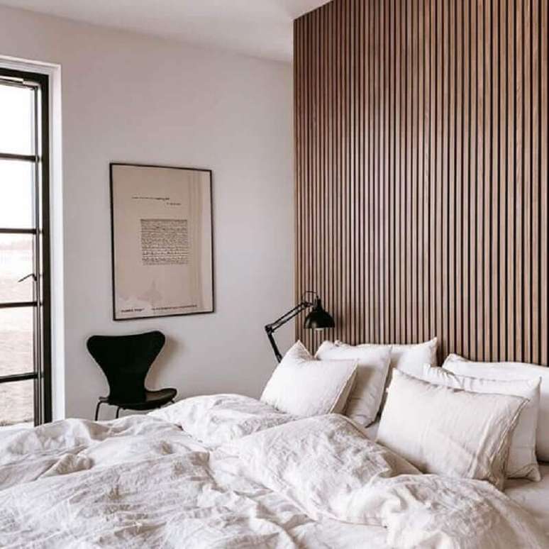 34. Parede com madeira ripada para decoração de quarto branco – Foto: Home Designing