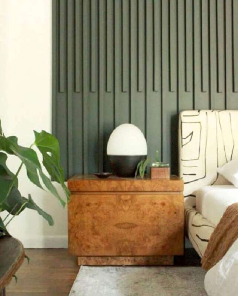 19. Decoração de quarto com criado mudo de madeira e parede ripada verde – Foto: Home Designing