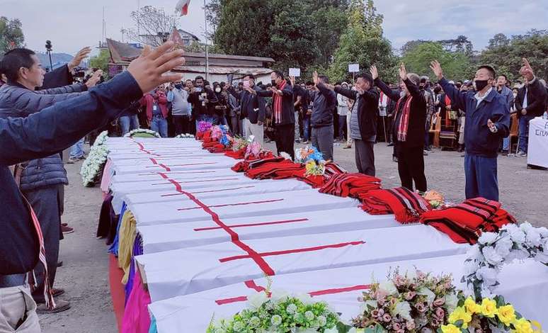 Pessoas participam de funeral de pessoas mortas por engano pelas forças de segurança da Índia
06/12/2021 REUTERS/Stringer