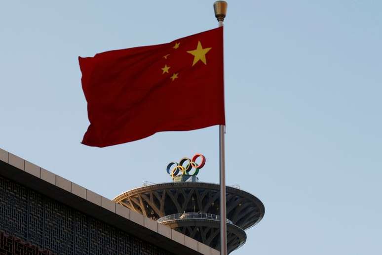 Bandeira da China sobre os anéis olímpicos na Torre Olímpica em Pequim
11/11/2021 REUTERS/Carlos Garcia Rawlins