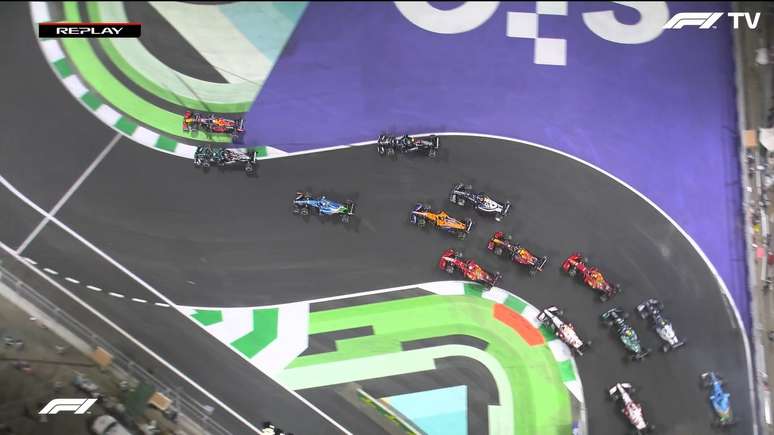 Verstappen cortou caminho na curva para passar Hamilton na primeira relargada 