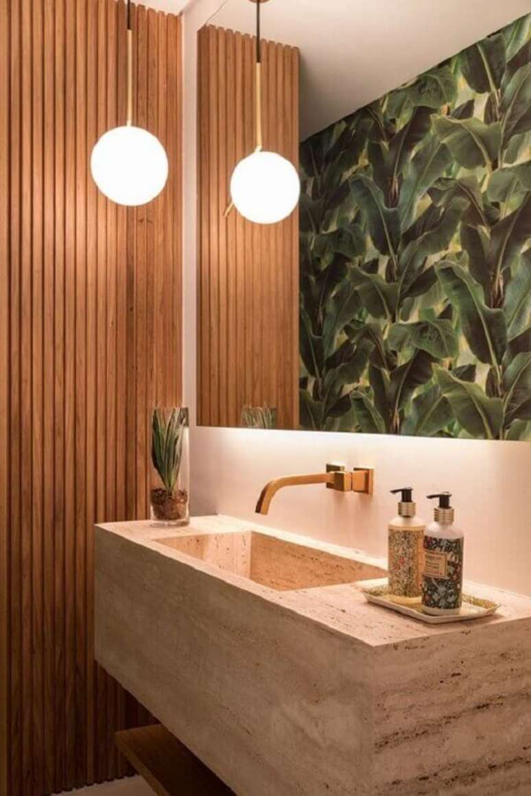 40. Parede ripada de madeira para decora&ccedil;&atilde;o de lavabo moderno com cuba esculpida e lumin&aacute;ria pendente &ndash; Foto: Casa Vogue