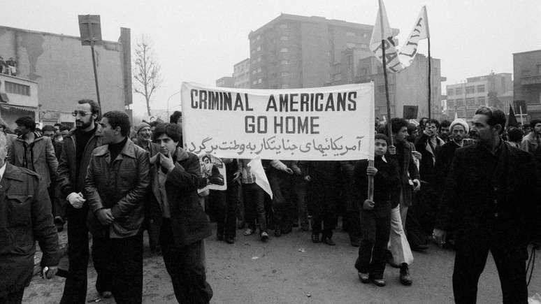 A Revolução Iraniana pôs fim ao governo do xá e à cooperação com os Estados Unidos