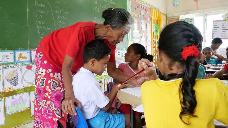 Escola em Tuvalu. As nações insulares lutam por seu futuro diante das mudanças climáticas há mais de 30 anos