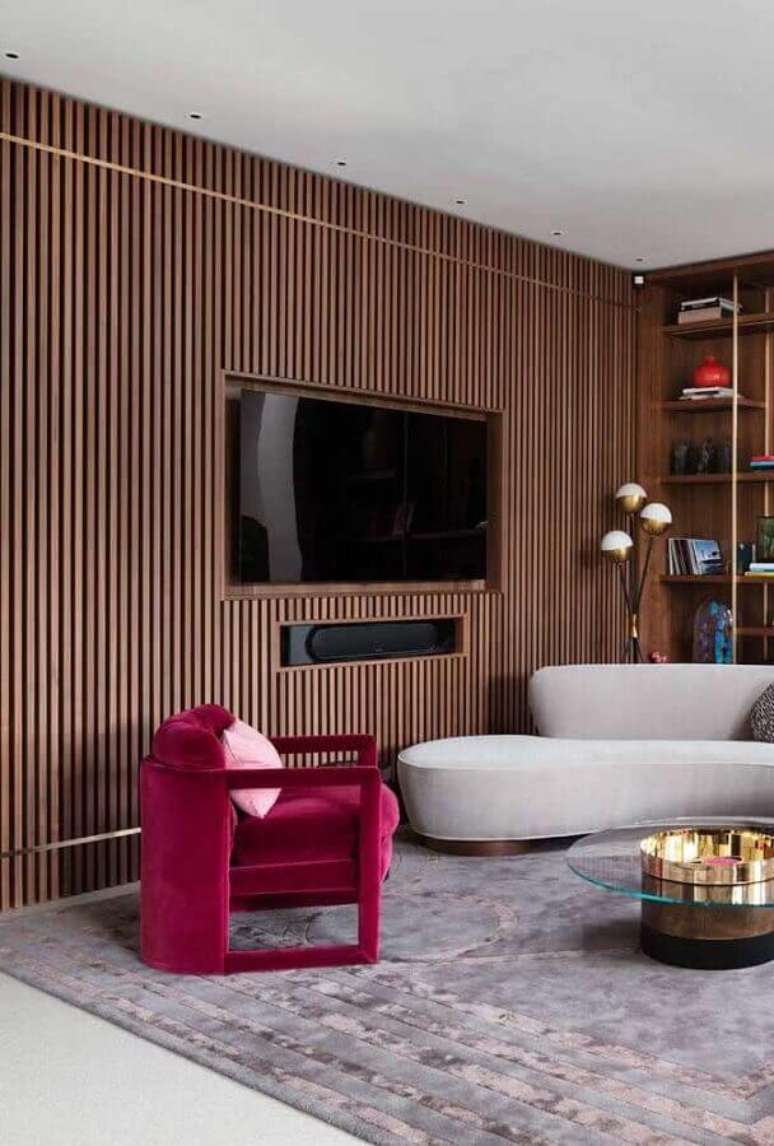 24. Decora&ccedil;&atilde;o de sala com parede ripada de madeira e poltrona de veludo &ndash; Foto: Houzz