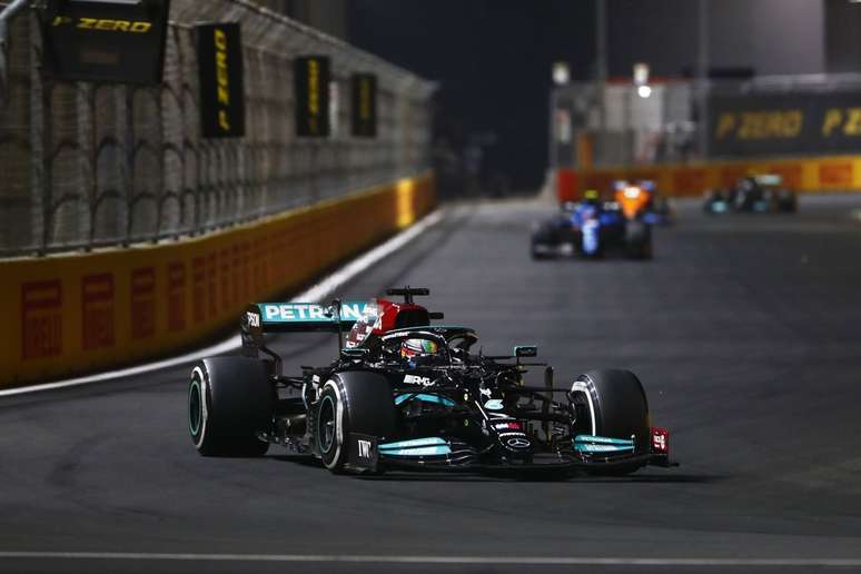 Por asa quebrada, Lewis Hamilton perdeu 0s4 por volta após impacto com Max Verstappen 