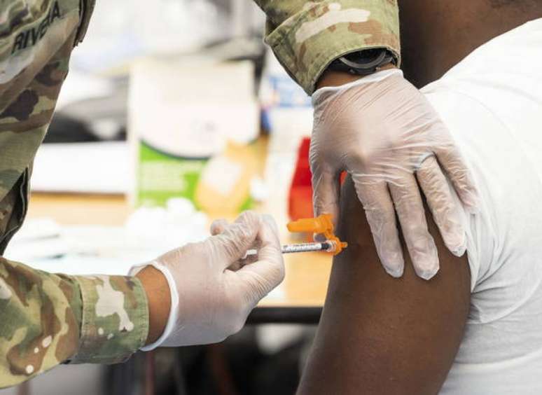 Mulher recebendo uma dose da vacina anti-Covid em Nova York