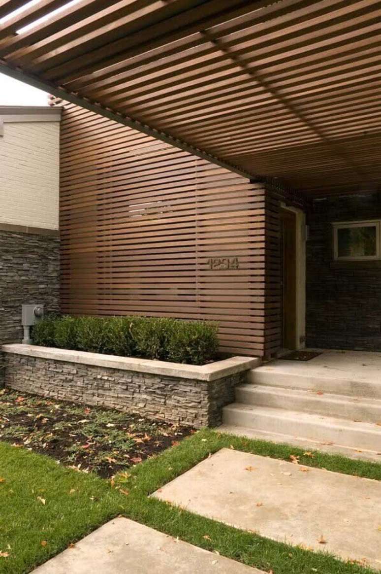 13. Decora&ccedil;&atilde;o de fachada de casa com parede ripada de madeira &ndash; Foto: Houzz
