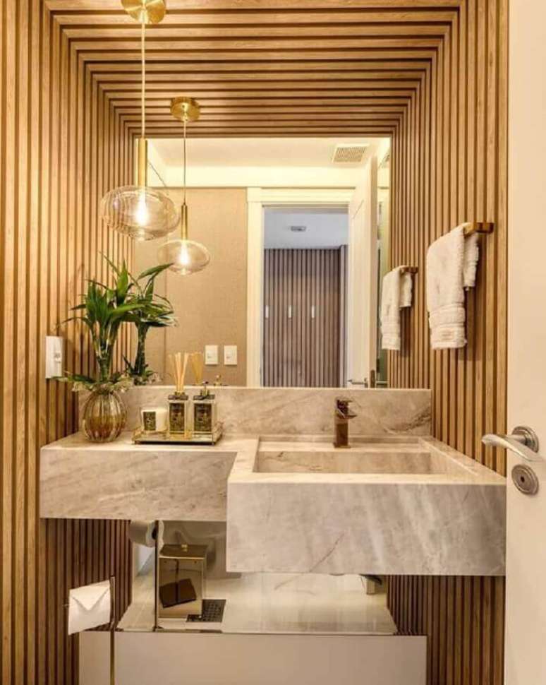 7. Cores neutras para lavabo decorado com parede de madeira ripada e luminária de vidro – Foto: Decor Salteado