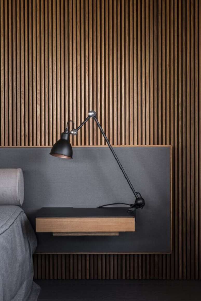 37. Parede de madeira ripada para decora&ccedil;&atilde;o de quarto moderno com cabeceira cinza planejada &ndash; Foto: Archdaily