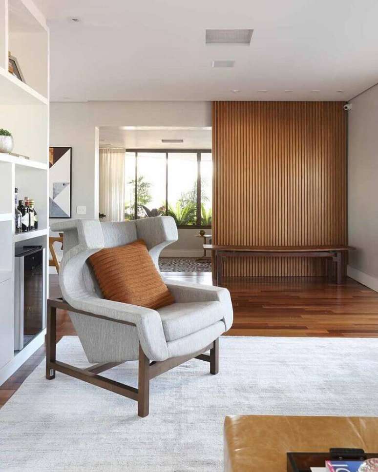 12. Decora&ccedil;&atilde;o de casa conceito aberto com poltrona confort&aacute;vel e parede ripada &ndash; Foto: Mandril Arquitetura