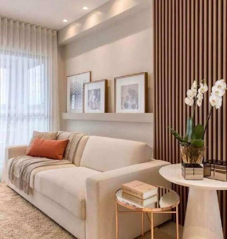 57. Sala de estar decorada em cores neutras com parede de madeira ripada &ndash; Foto: Decor F&aacute;cil