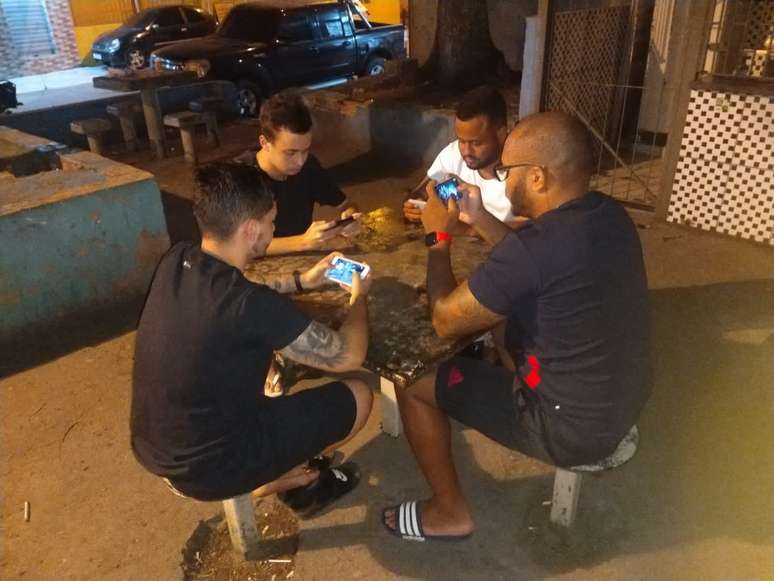 Amigos se reúnem para jogar FreeFire no Rio de Janeiro
