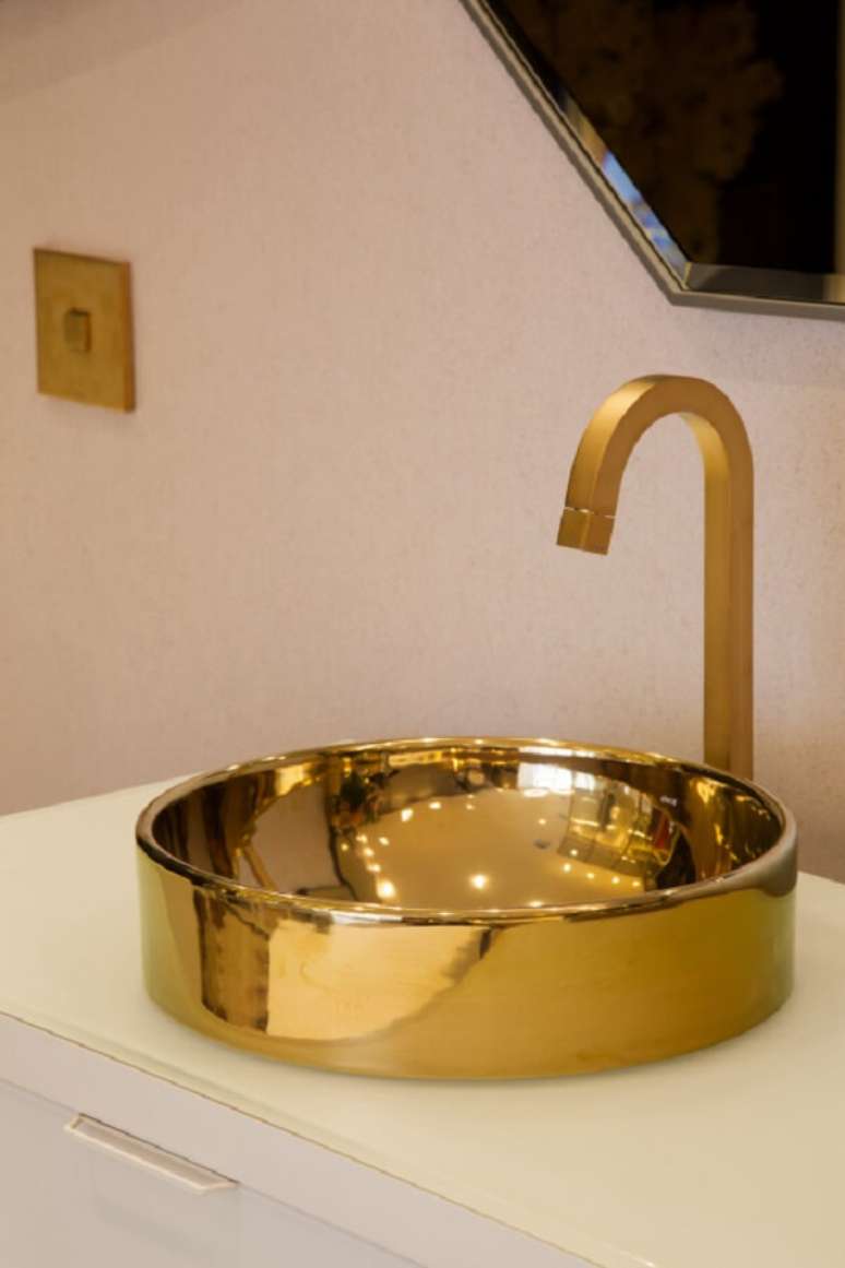 2. Decoração com cuba e torneira para lavabo dourada – Foto DECA