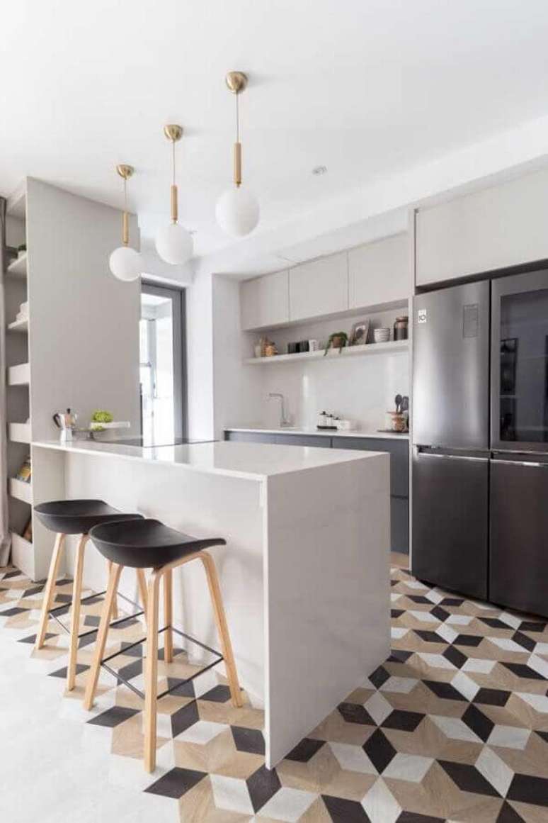 25. Banco para cozinha americana branca e cinza decorada com piso geom&eacute;trico &ndash; Foto: Houzz