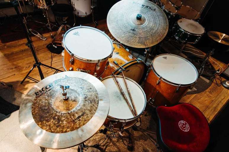 Você já conhece todas as partes de um kit de bateria básico? (Foto/Pexels)