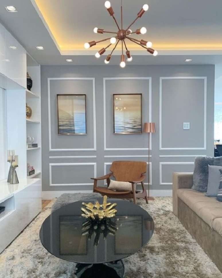 29. Boiserie sala: aplique tinta acr&iacute;lica sobre as boiseries feitas de materiais como gesso. Fonte: Dia de Brilho