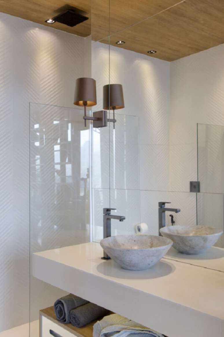 10. Banheiro pequeno com cuba redonda cinza e torneira para lavabo prata &ndash; Foto DECA