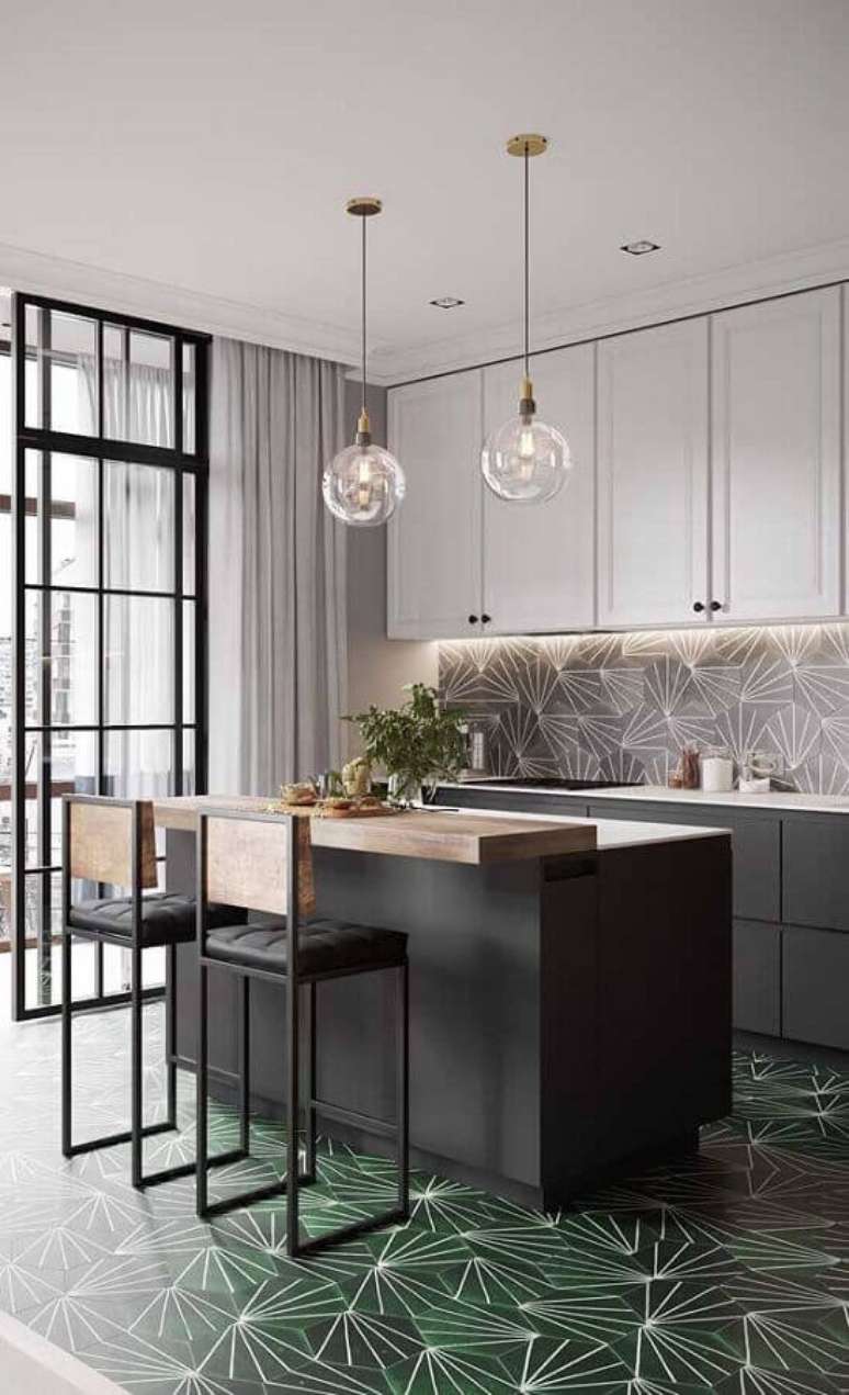 13. Banco alto para cozinha americana decorada com piso verde e lumin&aacute;ria de vidro &ndash; Foto: Homify